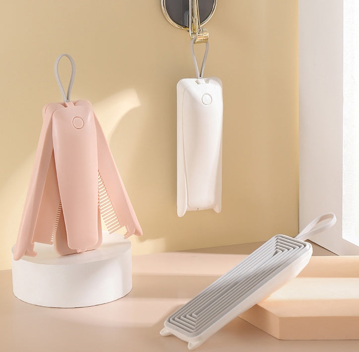 Peigne de toilettage utilisé sur un chien