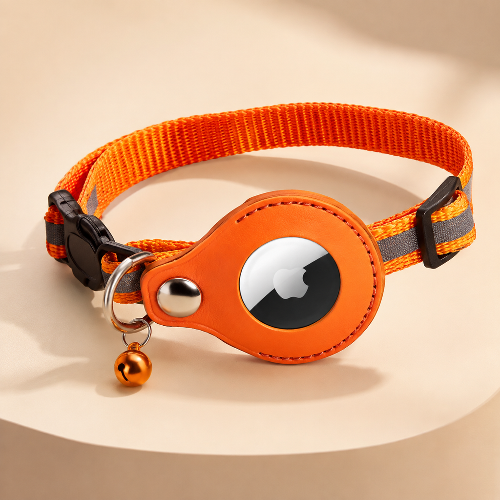 Collier GPS chat PawConnect sans texte sur fond beige